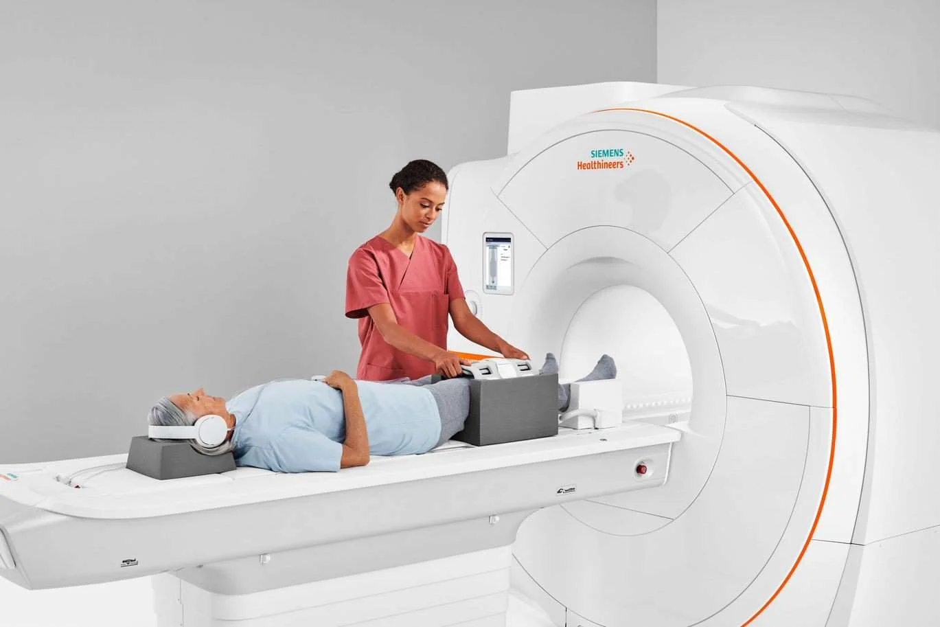 Atendimento a uma paciente em um equipamento de ressonância magnética